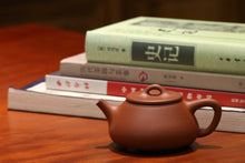 Load image into Gallery viewer, Hongni 红泥 Shipiao Yixing Teapot, 200ml
