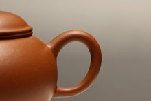 Load image into Gallery viewer, Zhuni Shuiping Yixing Teapot, 朱泥水平, 145ml
