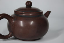 Load image into Gallery viewer, 130ml Short Shuiping Nixing Teapot by Zhou Yujiao
