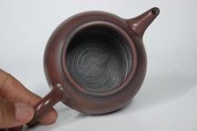 Load image into Gallery viewer, 130ml Short Shuiping Nixing Teapot by Zhou Yujiao
