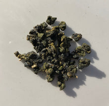 Load image into Gallery viewer, 95K-98K DaYuLing High Mountain Oolong Tea, 大禹岭高山茶, Winter 2020
