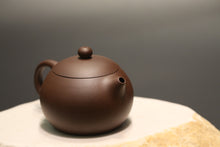 Load image into Gallery viewer, Dicaoqing 底槽青 Xishi Yixing Teapot, 180ml
