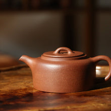 Load image into Gallery viewer, Jiangponi 降坡泥 Jinglan Yixing Teapot, 210ml
