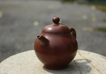 Load image into Gallery viewer, 225ml Tall Pear Nixing Teapot by Li Wenxin
