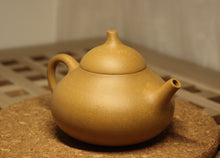 Load image into Gallery viewer, Huangjin Duan 黄金段 Mellon Yixing Teapot, 205ml
