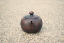 Load image into Gallery viewer, 105ml Small Xishi Nixing Teapot by Zhou Yujiao
