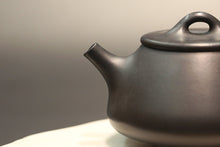 Load image into Gallery viewer, Heini (Wuhui Dicaoqing) Shipiao Yixing Teapot, 焐灰底槽青壶，220ml
