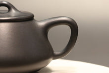 Load image into Gallery viewer, Heini (Wuhui Dicaoqing) Shipiao Yixing Teapot, 焐灰底槽青壶，220ml
