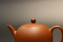 Load image into Gallery viewer, Zhuni Meirenjian Yixing Teapot, 朱泥美人肩壶, 180ml
