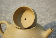 Load image into Gallery viewer, Benshan duanni 本山段泥 Melon Yixing Teapot with Carvings of Bamboo, 200ml
