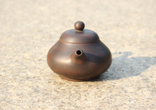 Load image into Gallery viewer, 95ml Junle Nixing Teapot 坭兴君乐壶 by Wu Sheng Sheng

