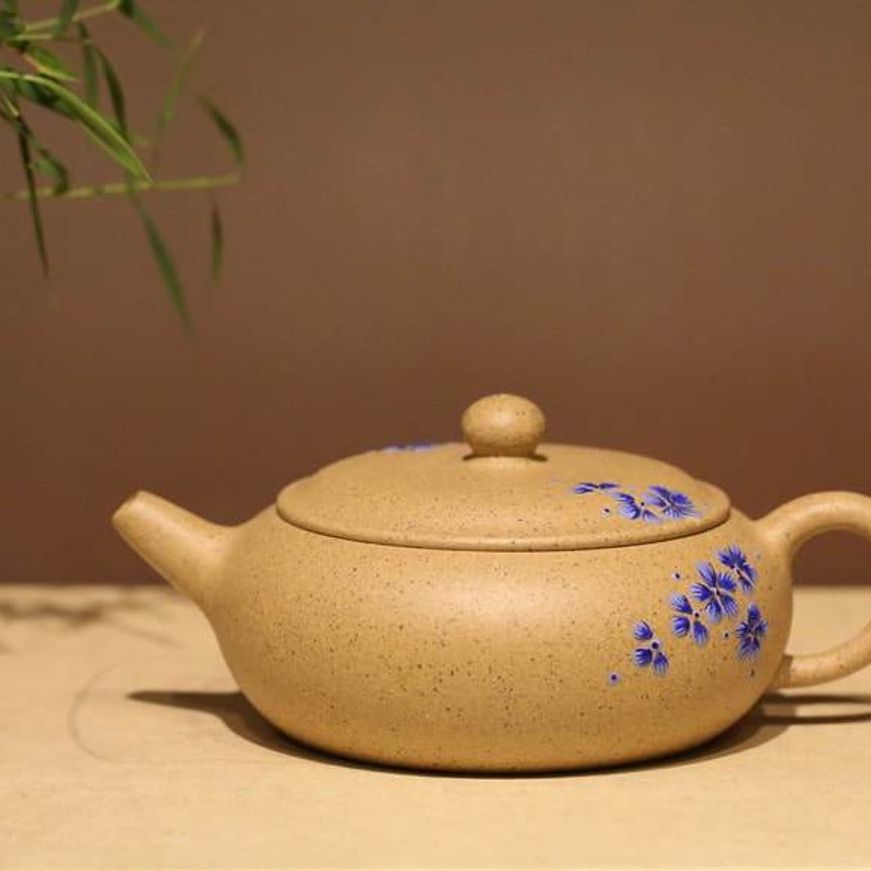 Zhima lüni Xiangyu Yixing Teapot with Diancai Painting, 点彩芝麻绿泥香玉壶,  100ml