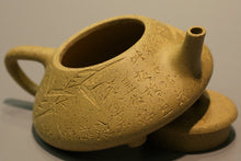 Load image into Gallery viewer, Benshan Lüni Shipiao Yixing Teapot with Carvings of Bamboo, 本山绿泥石瓢壶, 140ml
