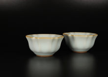 Load image into Gallery viewer, Pair of Matching 40ml Flower Ruyao Sky Blue Teacups, 天青汝窑茶杯
