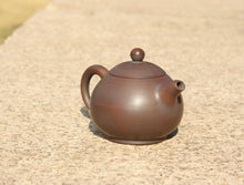 Load image into Gallery viewer, 95ml Pear Nixing Teapot 坭兴小梨壶 by Zhou Yujiao
