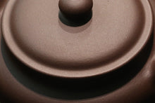 Load image into Gallery viewer, Dicaoqing Bianfu Yixing Teapot, 底槽青扁腹壶, 200ml
