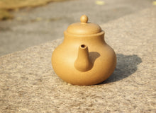 Load image into Gallery viewer, Huangjin Duan Gourd Yixing Teapot, 黄金段葫芦壶, 220ml
