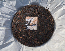 Load image into Gallery viewer, 2011 Autumn Keyixing 85th Anniversary MANSONG Raw Pu&#39;er Tea Cake, 可以兴85周年曼松大树纪念饼
