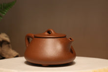 Load image into Gallery viewer, Jiangponi Shipiao Yixing Teapot, 降坡泥石瓢壶, 110ml
