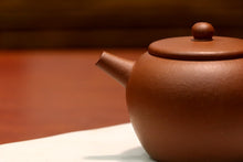 Load image into Gallery viewer, Zhuni Dahongpao Heng Yu Lianzi Yixing Teapot, 朱泥大红袍亨裕莲子壶, 90ml
