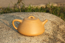 Load image into Gallery viewer, Huangjin Duan ManSheng Shipiao Yixing Teapot with Carvings, 黄金段曼生石瓢, 不肥而坚是以永年, 190ml
